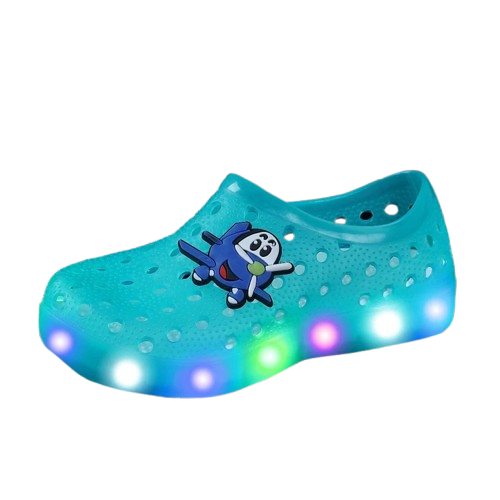 Kolorowe dziecięce chodaki piankowe z przypinkami 3D ,samolot, motyl oraz świecącą podeszwą LED, prezentujące pełną tabelę rozmiarów od 20 do 30.