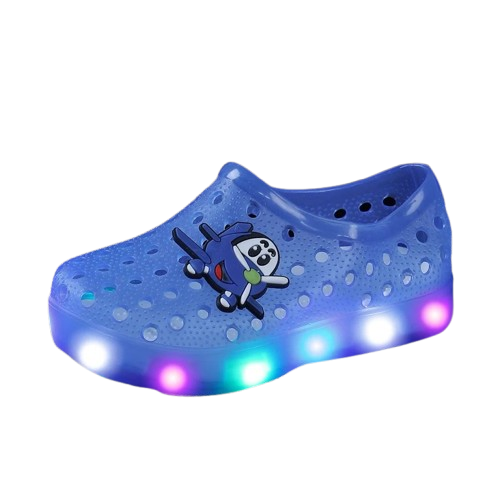 Kolorowe dziecięce chodaki piankowe z przypinkami 3D ,samolot, motyl oraz świecącą podeszwą LED, prezentujące pełną tabelę rozmiarów od 20 do 30.