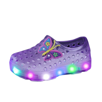 Kolorowe dziecięce chodaki piankowe z przypinkami 3D ,samolot, motyl oraz świecącą podeszwą LED, prezentujące pełną tabelę rozmiarów od 20 do 30.