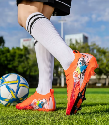 Lanki sportowe dla mężczyzny i chłopca z bezszwowym elastycznym kołnierzem ułatwiającym dopasowanie stopy.