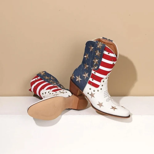 Damskie jeansowe kowbojki na 5-centymetrowym obcasie z motywem flagi amerykańskiej, dżetami i spiczastym noskiem, z podanymi wymiarami cholewki, rozmiary 34-43.